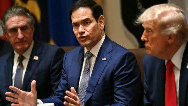 Marco Rubio habla durante una reunión del gabinete en la Sala del Gabinete de la Casa Blanca en Washington, DC, el 27 de mayo de 2026. A su lado junto al Secretario del Interior Doug Burgum, y el Presidente Donald Trump
