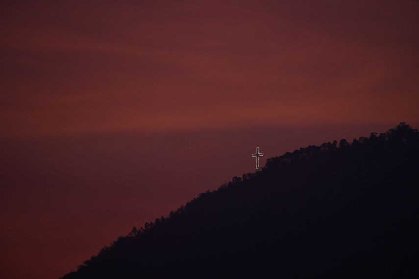 La Cruz del Avila se observa desde uno de los picos de El Avila durante en atardecer en Semana Santa en Caracas, Venezuela, el mi&eacute;rcoles 8 de abril de 2020.&nbsp;