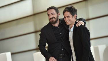 El director chileno Pablo Larraín, izquierda, posa con el actor mexicano Gael García Bernal, durante una sesión de fotos para promover su película Neruda” en el Festival de Cine de San Sebastián en San Sebastián, España, en una fotografía de archivo del 17 de septiembre de 2016. 