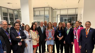 La presidenta de CEAPI con José Antonio Kast, presidente electo de Chile