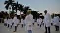 Foto de archivo que muestra a una delegación de médicos cubanos al aeropuerto Martinica-Aime-Cesaire en Le Lamentin, cerca de Fort- de-France, en la isla caribeña francesa de Martinica.
