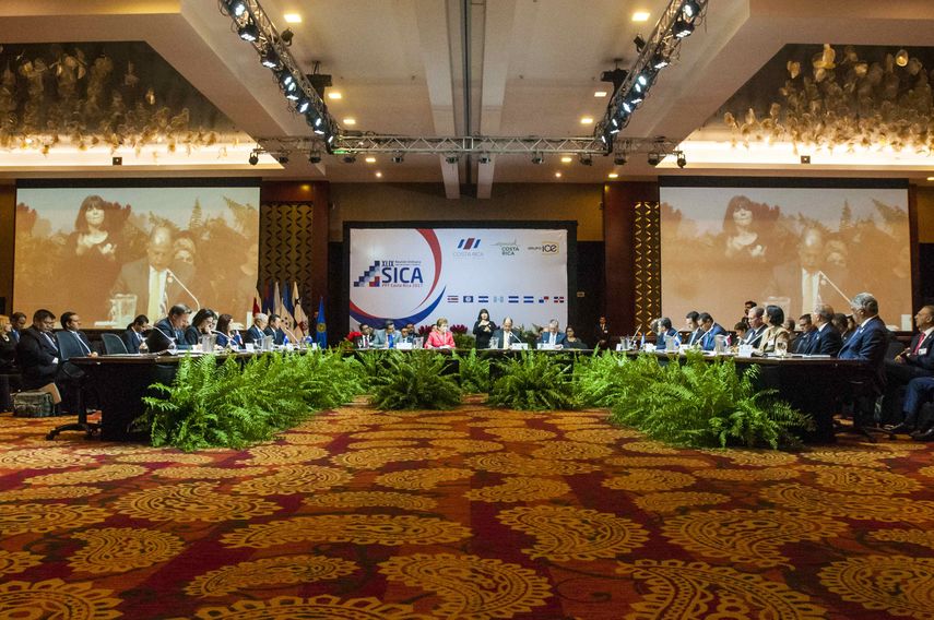 La cumbre, cuya inauguración arrancó con dos horas de retraso, se realiza en un hotel ubicado a 10 kilómetros al oeste de San José