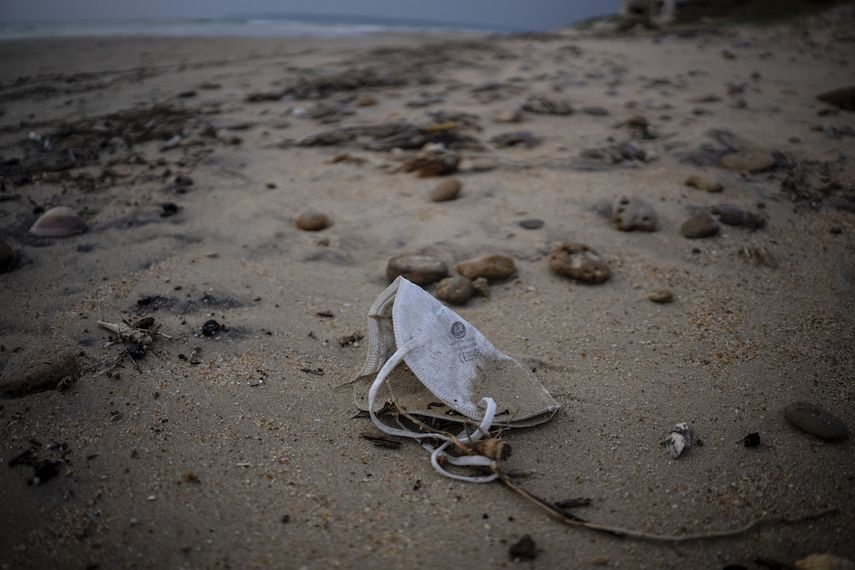 Una mascarilla protectora contra el coronavirus está tirada en una playa cerca de Barbate, provincia de Cádiz, sur de España, 5 de febrero de 2022. El gobierno español anunció el martes 8 de febrero de 2022 que anulará la orden de utilizar la mascarilla en el exterior en momentos que caen las tasas de trasmisión del COVID-19 y los hospitales reportan menos internaciones.&nbsp;