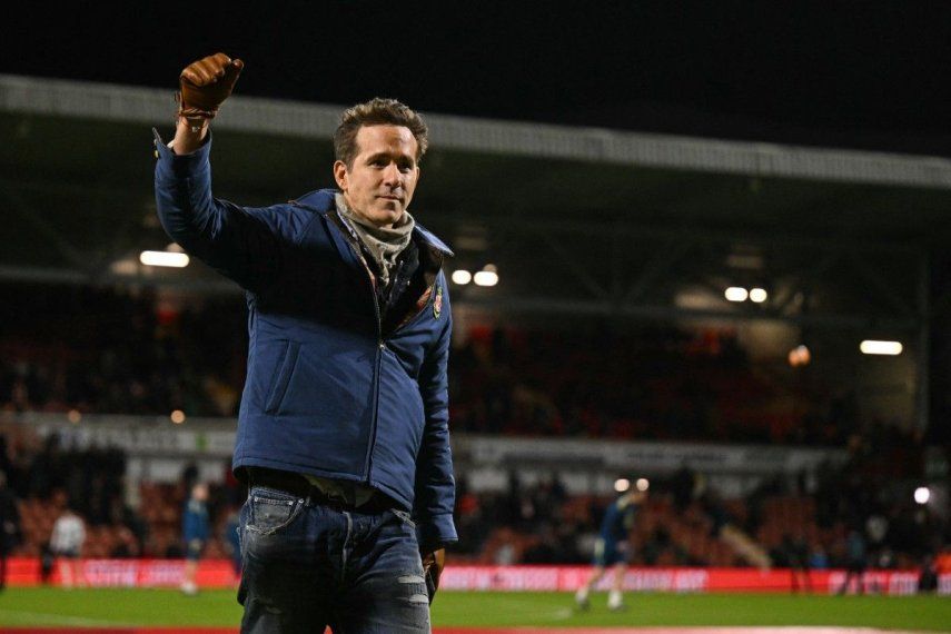 El actor estadounidense y propietario del Wrexham, Ryan Reynolds, saluda a los fanáticos mientras camina por el campo antes del partido de fútbol de tercera ronda de la Copa FA inglesa entre el Wrexham y el Nottingham Forest en el Racecourse Ground Stadium en Wrexham, al norte de Gales, el 9 de enero de 2026.&nbsp;