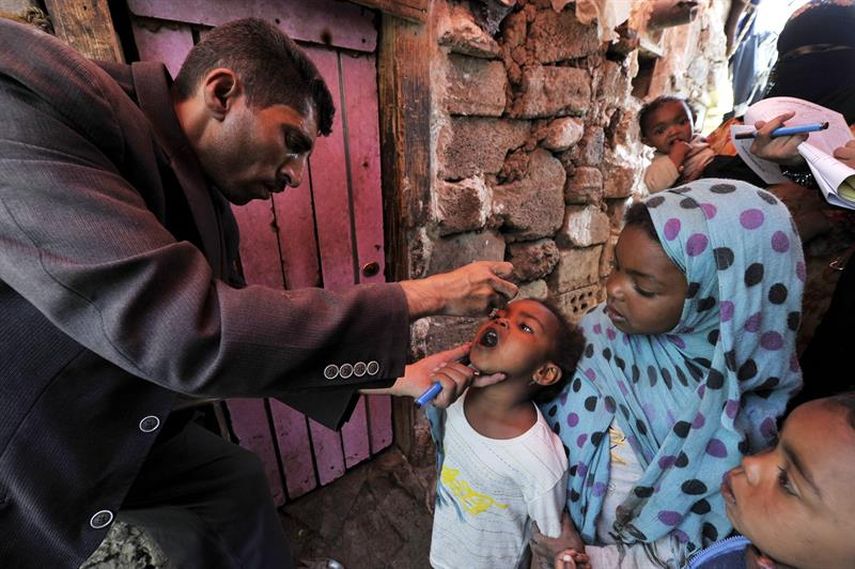 Fotografía tomada el 7 de abril de 2014 que muestra a un niño yemení que recibe la vacuna de polio durante una campaña en Saná (Yemen) (EFE)
