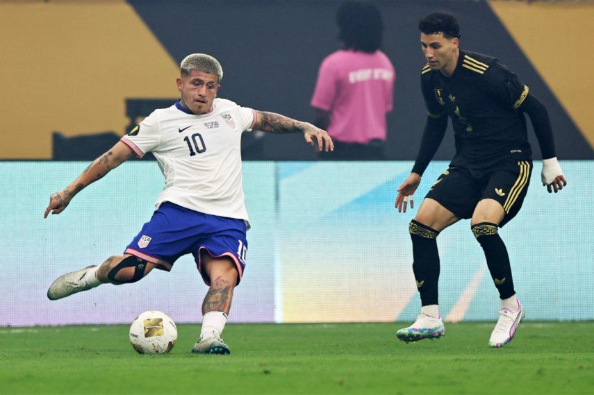 Diego Luna #10 de Estados Unidos pasa el balón mientras es defendido por Jorge Sánchez #2 de México en el primer tiempo de la final de la Copa Oro de la CONCACAF 2025&nbsp; &nbsp;