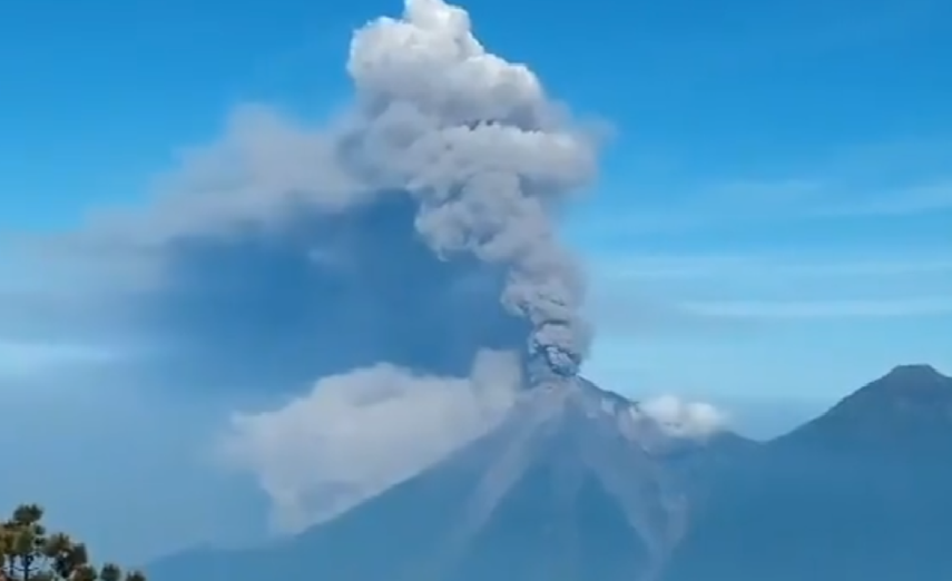 El volcán de Fuego, el más activo de Centroamérica y cercano a la capital de Guatemala, entró en erupción.
