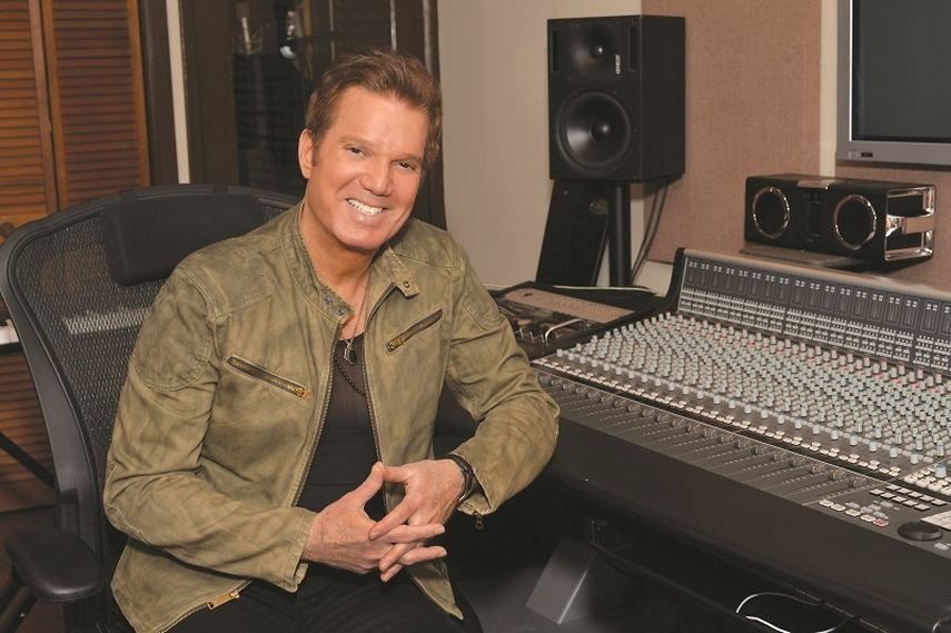 Willy Chirino posa en su estudio de grabación durante la entrevista con DIARIO LAS AMÉRICAS.
