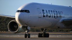 Un avión de Eastern Airlines que transportaba a migrantes venezolanos repatriados desde Estados Unidos aterriza en el Aeropuerto Internacional Simón Bolívar en Maiquetía, Venezuela, el 3 de diciembre de 2025.