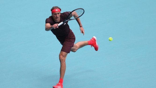 El alemán Alexander Zverev devuelve un golpe contra el británico Jacob Fearnley en el quinto día del Abierto de Miami en el Hard Rock Stadium, el 22 de marzo de 2025 en Miami Gardens, Florida. El alemán Alexander Zverev devuelve un golpe contra el británico Jacob Fearnley en el quinto día del Abierto de Miami en el Hard Rock Stadium, el 22 de marzo de 2025 en Miami Gardens, Florida.