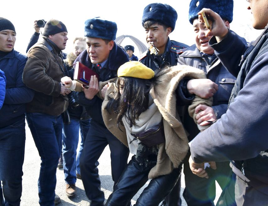 En Kirguist&aacute;n la polic&iacute;a detuvo a decenas de mujeres que se manifestaban contra la violencia de g&eacute;nero, tras haber sido atacadas por hombres enmascarados.