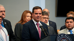 Ralph Rosado, comisionado de Miami, acompañado de activistas venezolanos. Ralph Rosado, comisionado de Miami, acompañado de activistas venezolanos.