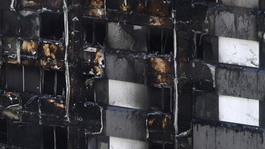 Vista de una sección de la Grenfell Tower, en la que el miércoles se originó un el devastador incendio, en el barrio de North Kensington de&nbsp;Londres.