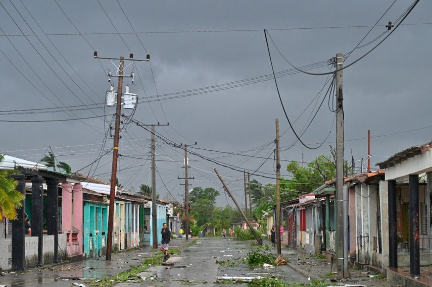 Un hombre camina por una calle durante el paso del ojo del huracán Rafael en Pueblo Candelaria, provincia de Artemisa, 65 km al oeste de La Habana, el 6 de noviembre de 2024.