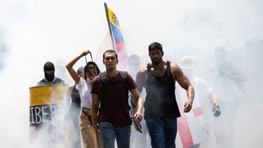 Simón es el tipo de películas que será recordada en la historia del cine nacional (venezolano) por hablar de aquello que todos necesitamos ver en pantalla, pero que pocos se atreven a explorar por razones obvias (el miedo a las represalias)