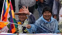 El presidente de Bolivia, Luis Arce, a la izquierda, camina con el exgobernante Evo Morales durante una marcha denominada Marcha por la Patria, en El Alto, Bolivia, el lunes 29 de noviembre de 2021.&nbsp;
