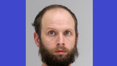 Esta fotografía facilitada por la Oficina del Sheriff del condado Dallas muestra a Garret Miller, quien fue arrestado por presuntamente participar este mes en la invasión al Capitolio federal y publicar amenazas violentas, incluida una incitación a asesinar a la representante demócrata Alexandria Ocasio-Cortes, de Nueva York.&nbsp;