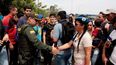 Miembros de la Policía de Colombia saludan a venezonalos este martes 30 de abril de 2019 en el puente Simón Bolívar, en Cúcuta, fronterizo con Venezuela.