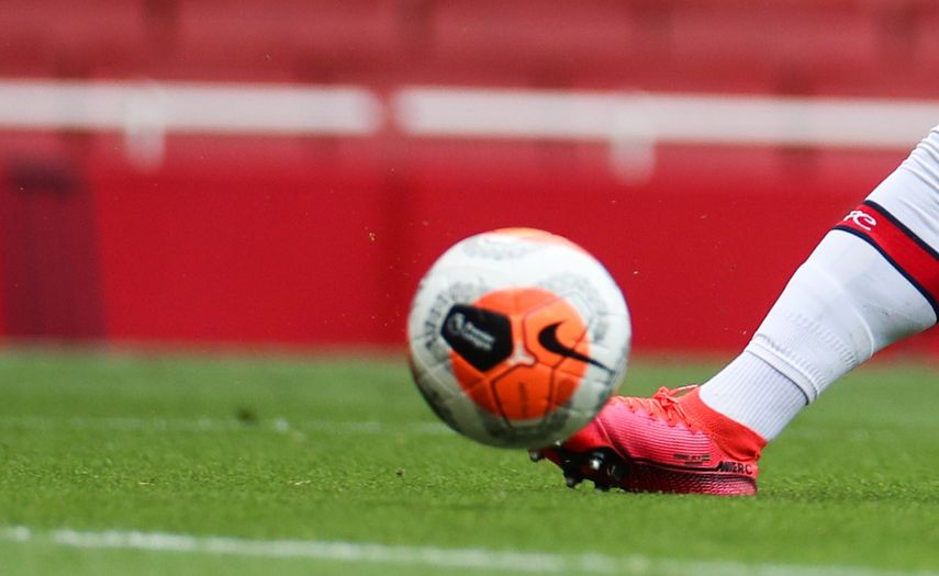 Un futbolista del Arsenal golpea el bal&oacute;n el 1ro de julio de 2020 en el Emirates Stadium, en Londres.
