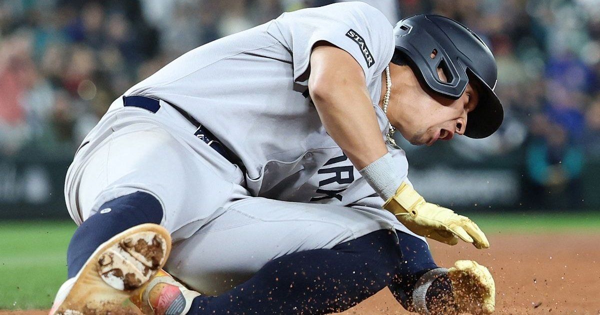 Venezolano Oswaldo Cabrera sufre escalofriante lesión de tobillo y es retirado en ambulancia