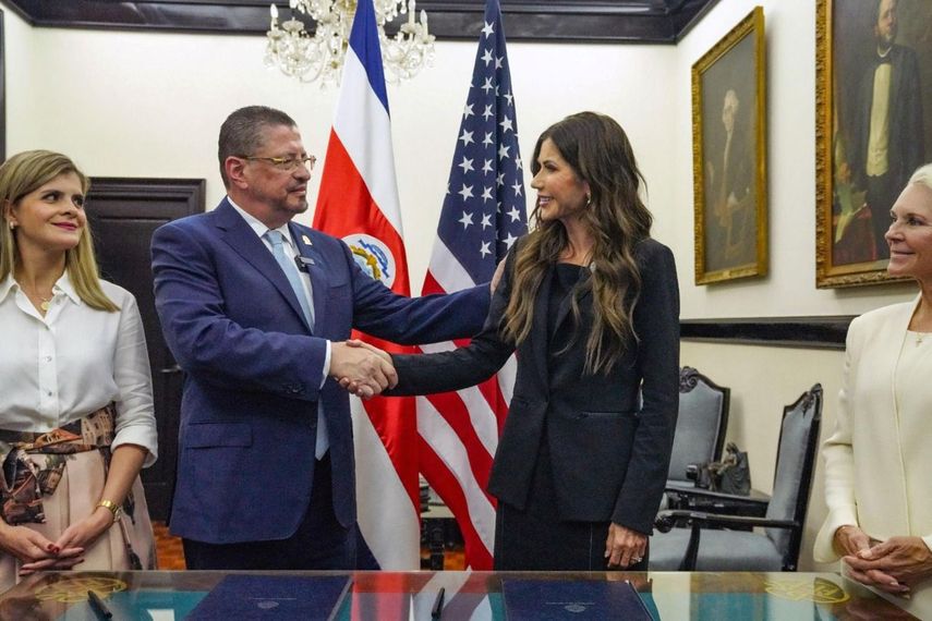 Kristi Noem, enviada especial del programa Escudo de las Américas junto a las autoridades de Costa Rica, Rodrigo Chaves y presidenta electa Laura Fernández.
