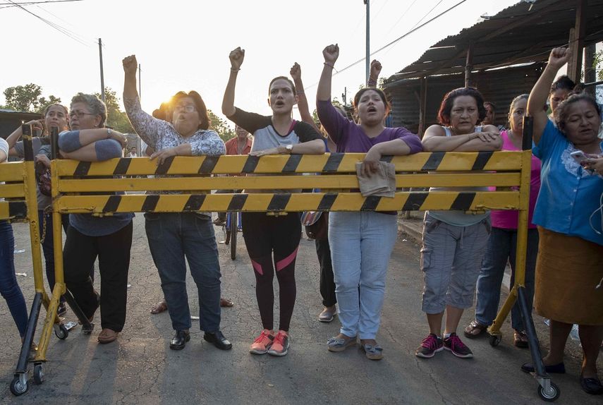 Familiares de presos políticos se manifiestan en el exterior de la cárcel La Modelo, ubicada a unos 23 kilómetros al noreste de Managua, Nicaragua.