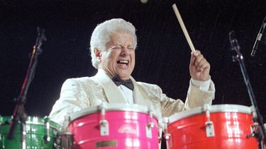 En esta foto del 1ro de febrero de 1992, el legendario m&uacute;sico Tito Puente act&uacute;a en Nueva York.&nbsp;