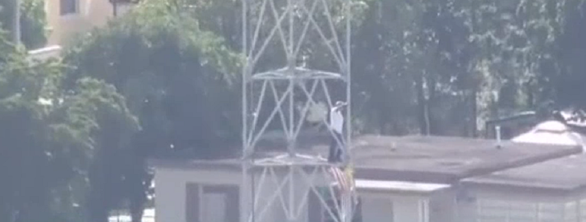 La torre que mide unos 222 pies de altura aproximadamente