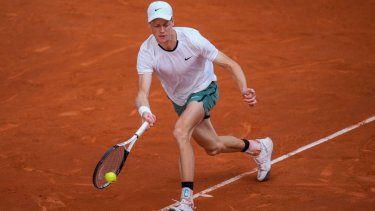 Jannik Sinner, de Italia, devuelve una pelota a Karen Khachanov, de Rusia, durante el torneo de tenis Abierto de Madrid, el martes 30 de abril de 2024, en Madrid.