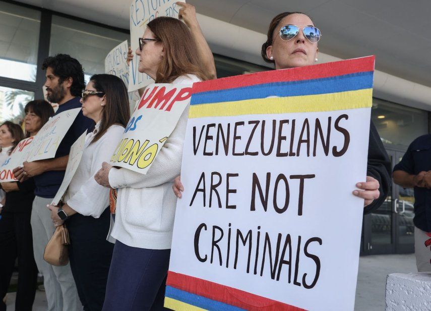 Maca Iglesias (der.) se une a otros para apoyar una resolución a favor de restablecer el estatus de protección temporal (TPS) para los venezolanos el 13 de febrero de 2025 en Miami, Florida.