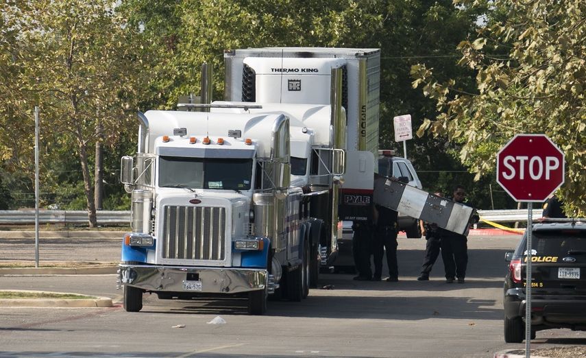 Funcionarios remolcan el camión donde se encontraron los 38 presuntos inmigrantes ilegales en San Antonio, Texas, el 23 de julio de 2017. Siete de los diez migrantes muertos eran mexicanos.&nbsp;