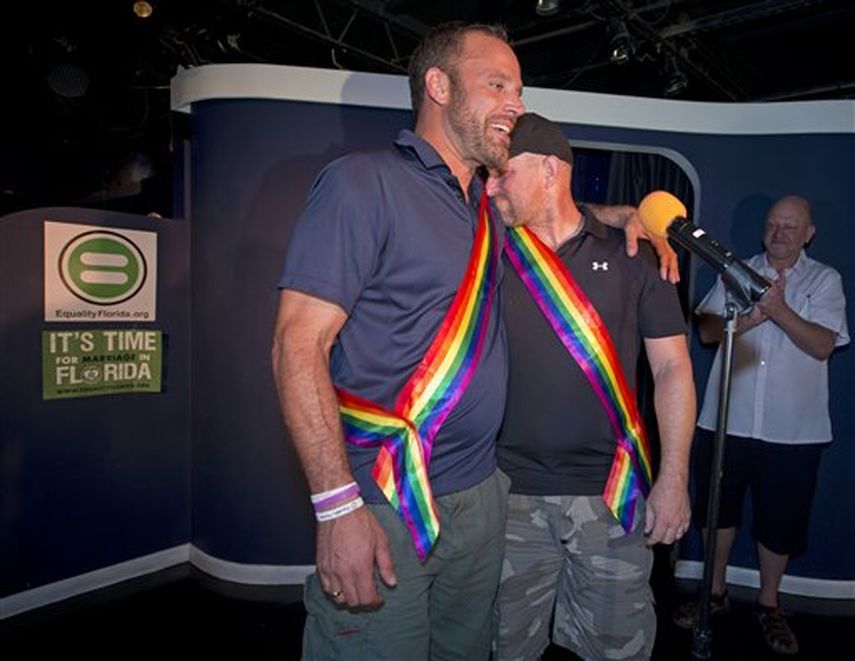 En la imagen Aaron Huntsman (izquierda) y William Lee Jones (derecha) pidieron a un juez del estado que permita la unión entre personas del mismo sexo ( Foto AP)