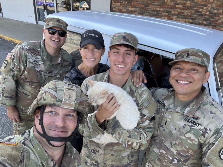 El gato Ricardo Blanco junto a miembros del Ejército de EEUU que trabajan en labores de rescate tras el paso del huracán Helene.&nbsp;