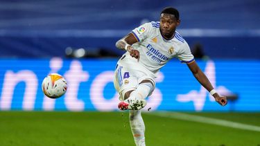David Alaba, del Real Madrid, patea en balón durante el juego contra el Athletic de Bilbao en el estadio Santiago Bernabeu, en Madrid, España, el miércoles 1 de diciembre de 2021.