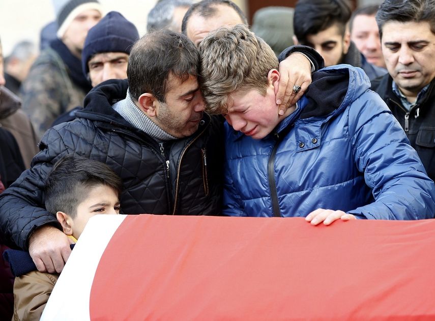 De las 39 víctimas mortales -25 hombres y 14 mujeres-, 11 son de ciudadanos turcos, 24 de otros países, mientras que quedan 4 cuerpos sin identificar.