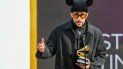Bad Bunny acepta el Grammy al Mejor álbum urbano o pop latino por YHLQMDLG en el escenario durante la 63 entrega de los premios Grammy en el Centro de Convenciones de Los Angeles el 14 de marzo de 2021. Bad Bunny acepta el Grammy al Mejor álbum urbano o pop latino por YHLQMDLG en el escenario durante la 63 entrega de los premios Grammy en el Centro de Convenciones de Los Angeles el 14 de marzo de 2021.