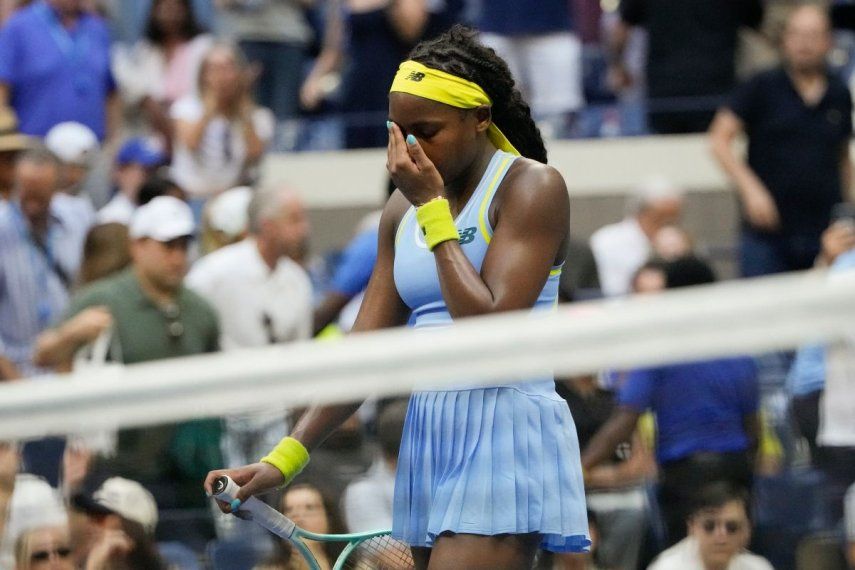 Coco Gauff reacciona tras perder ante Emma Navarro en los octavos de final del Abierto de Estados Unidos, el domingo 1 de septiembre de 2024, en Nueva York.