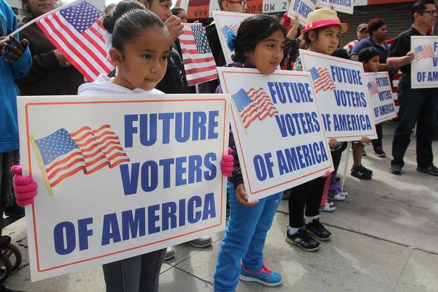 Un grupo de niños sostienen carteles durante una protesta en Los Angeles, California, para demandar una reforma de la ley de inmigración (EFE/Archivo)