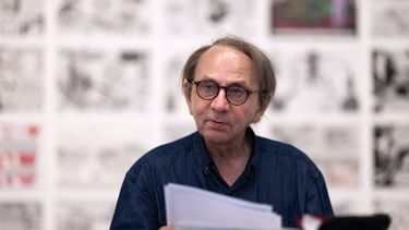 El escritor francés Michel Houellebecq observa durante una exhibición y firma de la adaptación del cómic de su libro La carte et le territoire dibujado por el arquitecto y dibujante Louis Paillard en la galería Romeo Paprocki, en París, el 30 de junio de 2023.