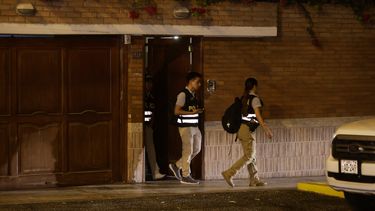 Agentes de la policía peruana salen de la vivienda de la presidenta Dina Boluarte, donde hicieron un registro como parte de la investigacion por la posesión de varios relojes de lujo, que la mandataria no incluyó en su declaración patrimonial.