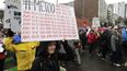 En esta fotografía de archivo del sábado 20 de enero de 2018, una manifestante lleva un cartel con el hashtag de Twitter #MeToo utilizado por personas que se pronuncian contra el acoso sexual mientras participa en una marcha de mujeres en Seattle, en el aniversario de la toma de posesión del presidente Donald Trump. 