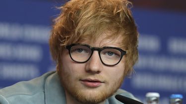El cantautor británico Ed Sheeran habla en una conferencia de prensa sobre la película Songwriter durante La Berlinale en 2018.