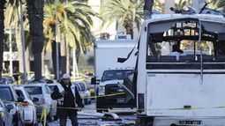 Policías forenses inspeccionan los restos de un autobús tras el atentado contra varios guardias presidenciales que se encontraban a bordo del vehículo, en Túnez.(EFE)