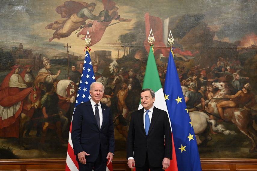 El primer ministro de Italia, Mario Draghi (derecha) saluda al presidente de los Estados Unidos, Joe Biden, a su llegada para su reunión en el palacio Chigi en Roma el 29 de octubre de 2021, antes de la próxima cumbre del G20 de líderes mundiales para discutir el cambio climático, covid-19 y la recuperación mundial pospandémica