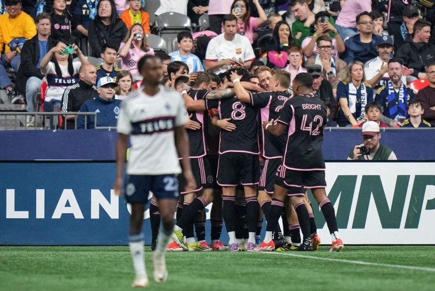 Los jugadores del Inter Miami festejan un tanto del ecuatoriano Leonardo Campana (8) en el partido ante los Whitecaps de Vancouver, el sábado 25 de mayo de 2024.