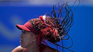 La japonesa Naomi Osaka durante su partido contra la china Saisai Zheng por la primera ronda del tenis de los Juegos Olímpicos de Tokio 2020