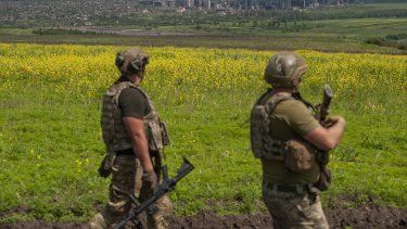 Soldados ucranianos en sus posiciones el lunes 5 de junio de 2023, con la ciudad de Bájmut al fondo, en la región de Donetsk, Ucrania.&nbsp;