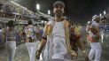 En esta foto del 15 de febrero de 2015, el actor y comediante Paulo Gustavo participa en el desfile de Carnaval en el Sambódromo en Río de Janeiro, Brasil. Gustavo murió de complicaciones de COVID en un hospital en Río el martes 4 de mayo de 2021. Tenía 42 años. En esta foto del 15 de febrero de 2015, el actor y comediante Paulo Gustavo participa en el desfile de Carnaval en el Sambódromo en Río de Janeiro, Brasil. Gustavo murió de complicaciones de COVID en un hospital en Río el martes 4 de mayo de 2021. Tenía 42 años.