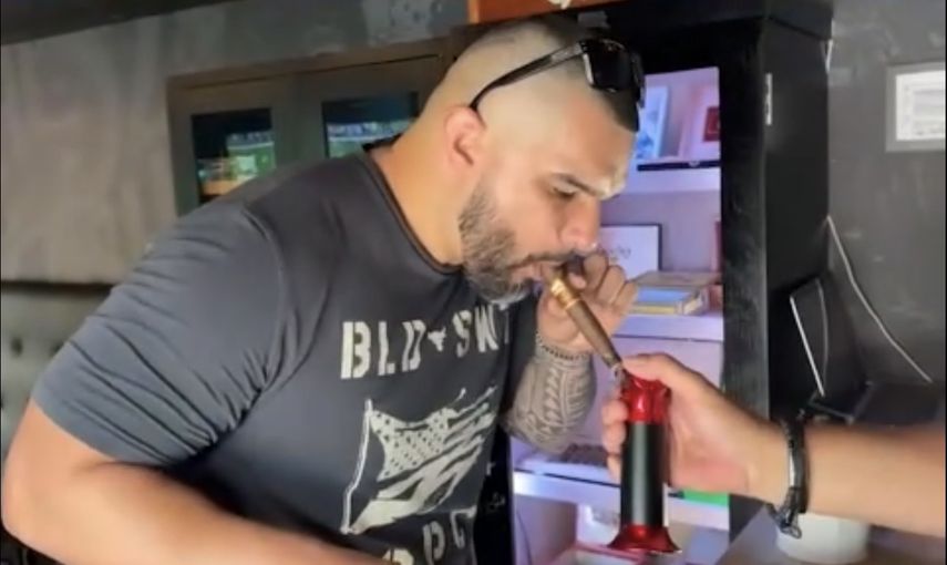 Clientes disfrutan la calidad de los tabacos.