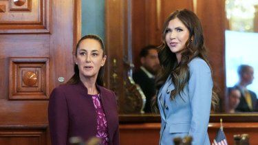 La secretaria de Seguridad Nacional de EEUU, Kristi Noem, y la presidenta de México, Claudia Sheinbaum.